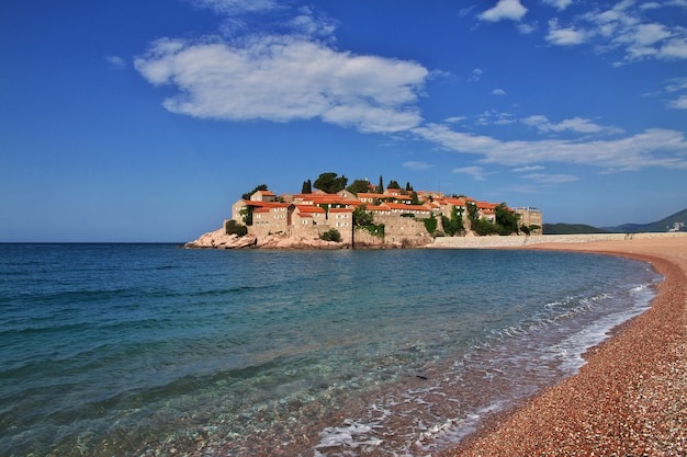 Ilha Sveti Stefan no mar Adriático, Montenegro