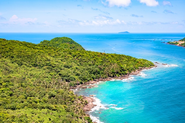 Ilha tropical bonita com as pedras desobstruídas azuis da água e do granito. Vista do topo.