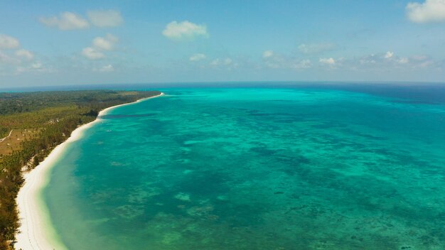 Ilha tropical com praia de areia Balabac Palawan Filipinas