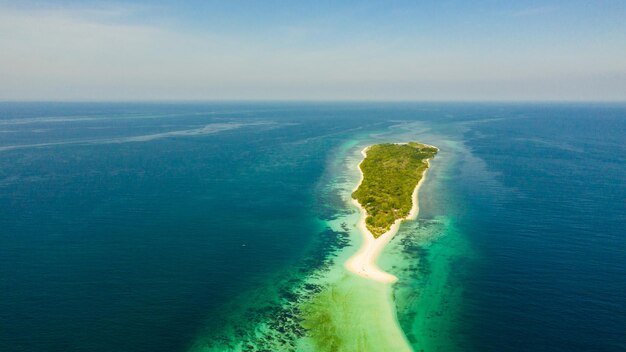 Foto ilha tropical com praia de areia vista de cima pequena ilha de santa cruz perto da cidade de zamboanga