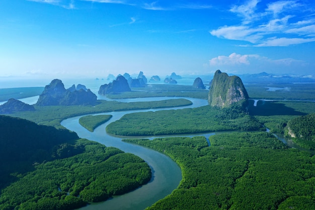 Foto ilha tropical da vista superior, floresta do verde da ilha da vista aérea na baía de phang nga.