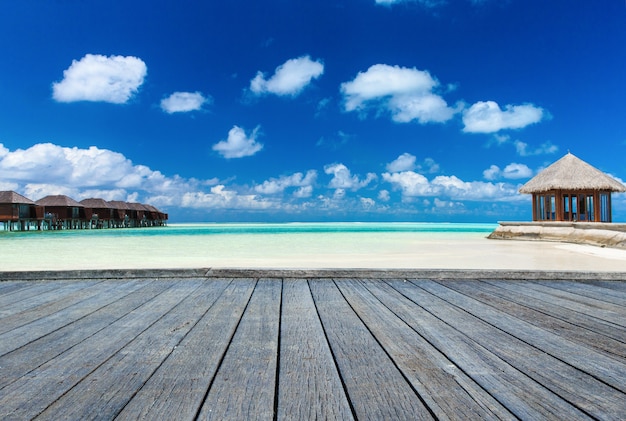 Ilha tropical das Maldivas com bela praia e mar