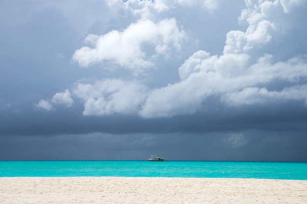 Ilha tropical das Maldivas com praia de areia branca e mar