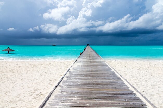 Ilha tropical das maldivas com praia de areia branca e mar