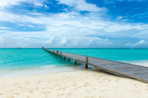 Ilha tropical das maldivas com praia de areia branca e mar