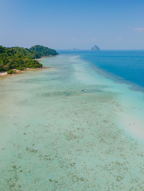 Ilha tropical de Koh Kradan no Mar de Andaman Trang, na Tailândia