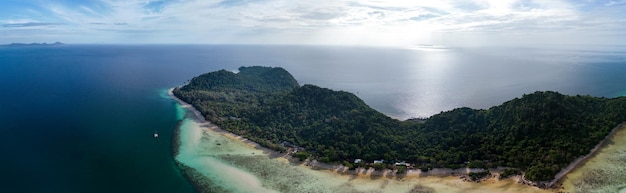 Ilha tropical de Koh Kradan no Mar de Andaman Trang, na Tailândia