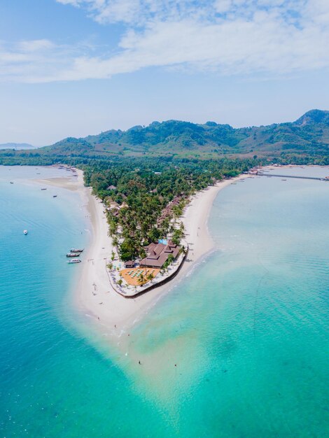 Ilha tropical de Koh Mook no Mar de Andaman Trang, na Tailândia