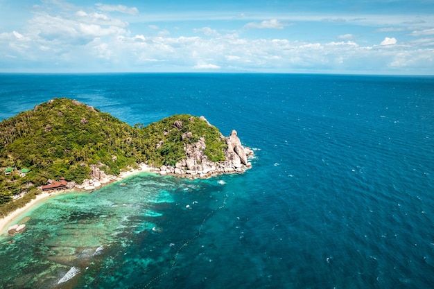 Ilha tropical e vista para o mar se formam acima