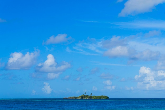 Ilha tropical exótica nas Maldivas