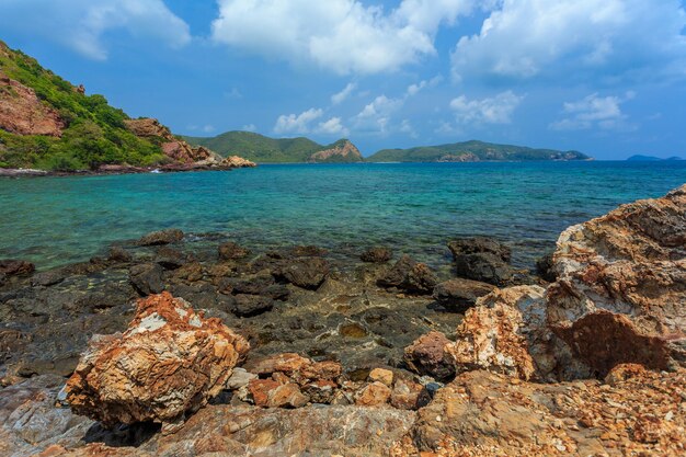 Ilha tropical na praia com céu azul Koh kham pattaya Tailândia