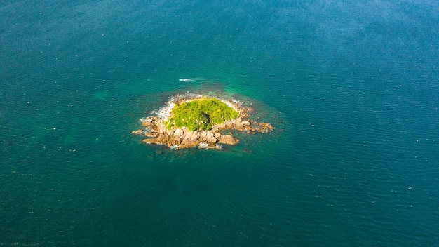 Ilha tropical no mar aberto vista de cima