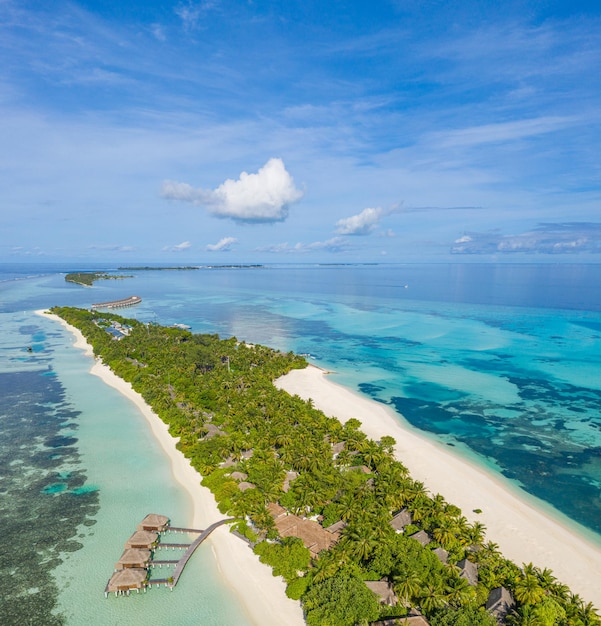 Ilha tropical Oceano Índico Maldivas. Vista aérea da lagoa oceânica, paisagem de costa arenosa de palmeiras