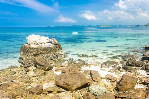 Ilha tropical rocha na praia com céu azul Koh kham Pattaya Tailândia