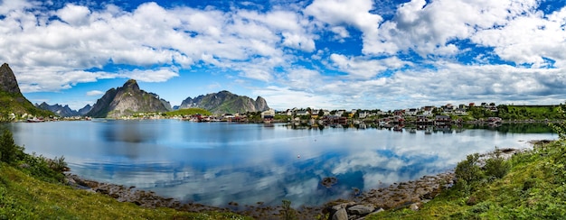 Ilhas de Lofoten do panorama no condado de Nordland, na Noruega. É conhecido por um cenário distinto com montanhas e picos dramáticos, mar aberto e baías protegidas, praias e terras intocadas.