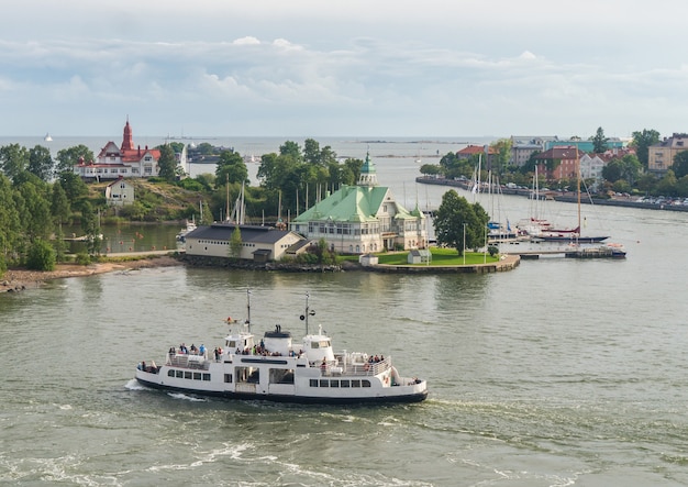 Ilhas do mar báltico perto de helsinque na noite de verão, finlândia