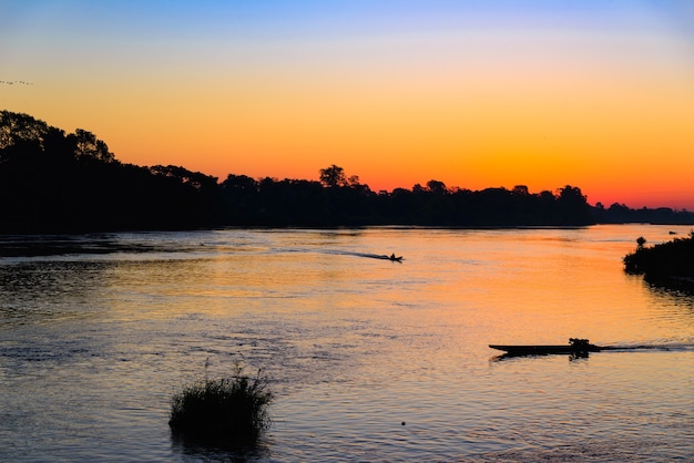 Ilhas do rio Mekong, 4.000, Laos, céu dramático do nascer do sol, névoa na água, no sudeste da Ásia