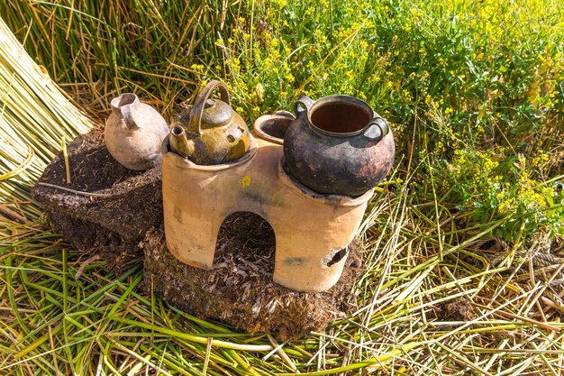 Ilhas Flutuantes no Lago Titicaca Puno Peru América do Sul Casa de palha Raiz densa que as plantas Khili entrelaçam formam uma camada natural com cerca de um a dois metros de espessura que sustenta as ilhas