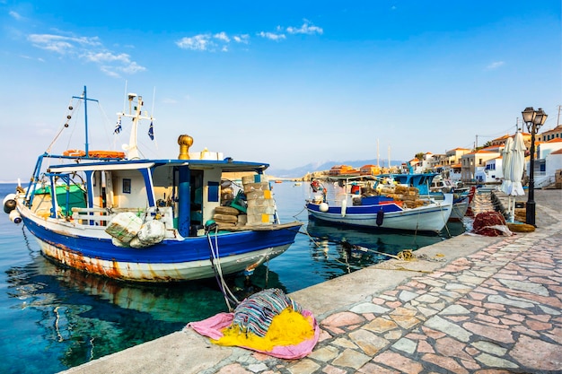 Foto ilhas gregas tradicionais - chalki com barcos de pesca