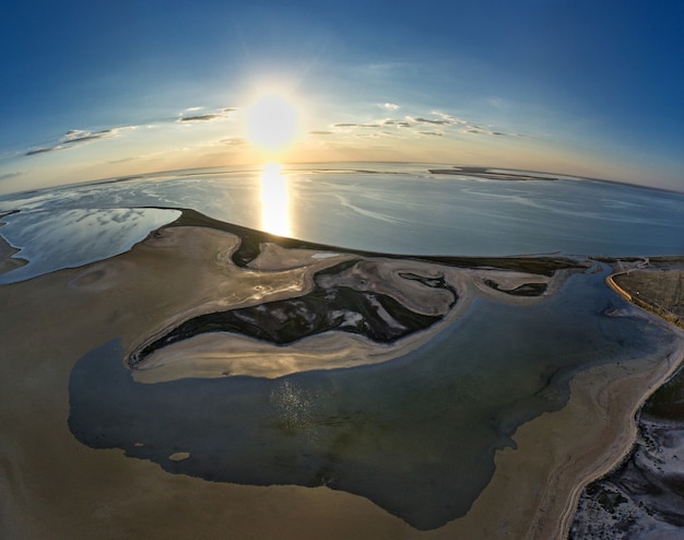 Ilhas incomuns no lago sivash, vista superior, câmera drone