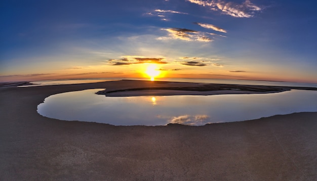 Ilhas incomuns no lago sivash, vista superior, câmera drone