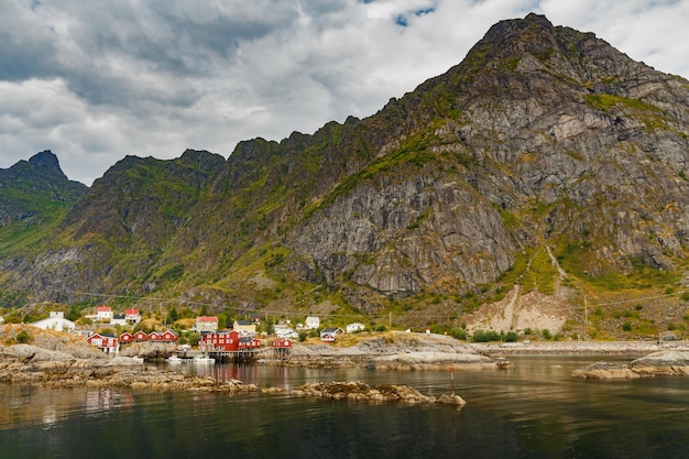 Ilhas Lofoten clássica paisagem norueguesa pequenas casas de pesca de cor vermelha na costa um pequeno