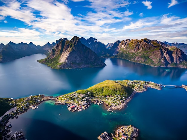 Ilhas Lofoten é uma fotografia aérea do arquipélago., Noruega. É conhecida por um cenário distinto com montanhas e picos dramáticos, mar aberto e baías abrigadas, praias e terras intocadas.