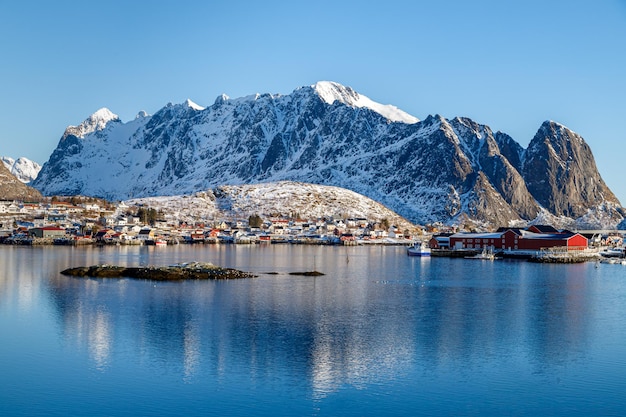 Ilhas Lofoten Noruega Paisagem de inverno ao pôr do sol Vila de pescadores e montanhas vistosas