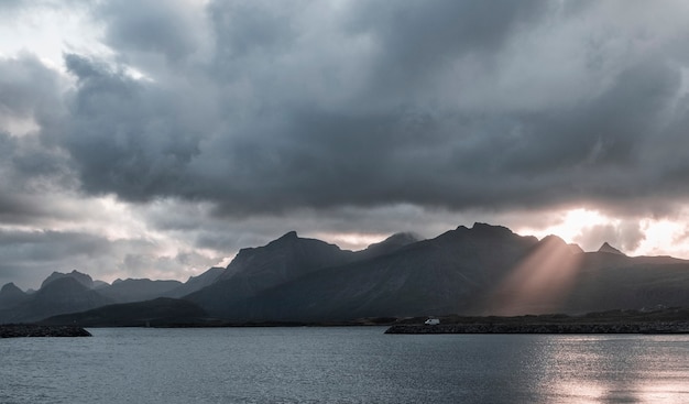 Ilhas lofoten, paisagem dramática ao pôr do sol