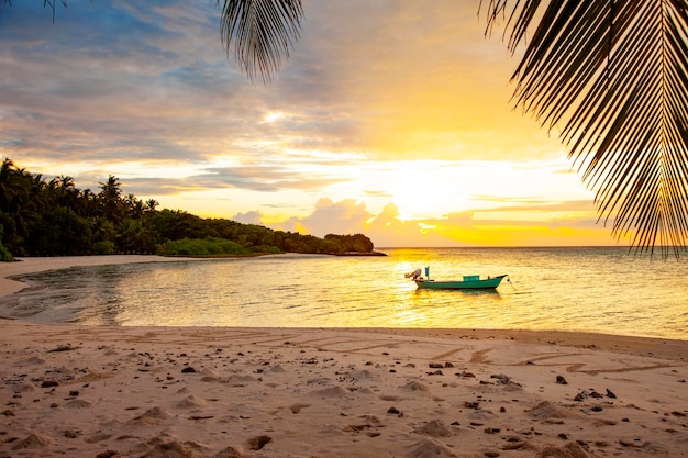 Ilhas Maldivas Sand Beach Pôr do Sol Céu Nublado Vista