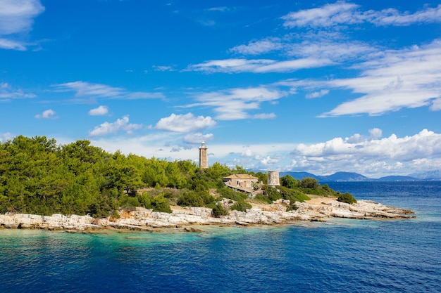 Ilhas na Grécia em um dia ensolarado com céu azul