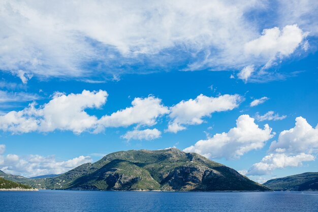 Ilhas na Grécia em um dia ensolarado com céu azul