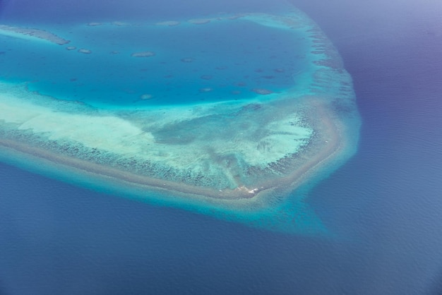 Ilhas tropicais e atóis nas Maldivas da vista aérea. Destino de viagem famoso e férias de luxo