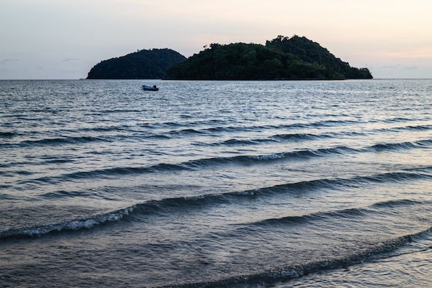 Ilhas verdes e onda do mar refletida com azul