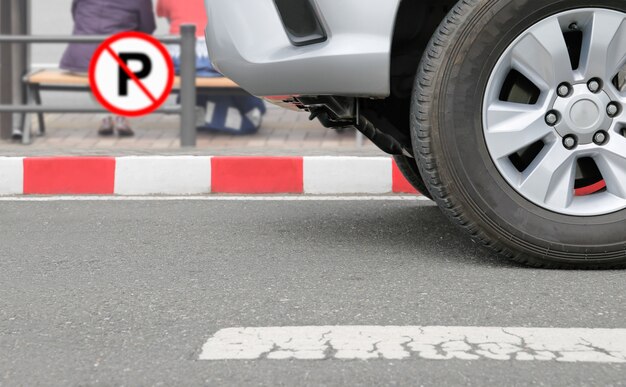 Illegal geparktes Auto am roten Streifenzeichen auf Straße