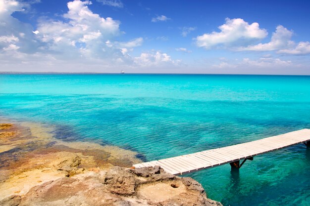 Illeta muelle de madera turquesa mar formentera