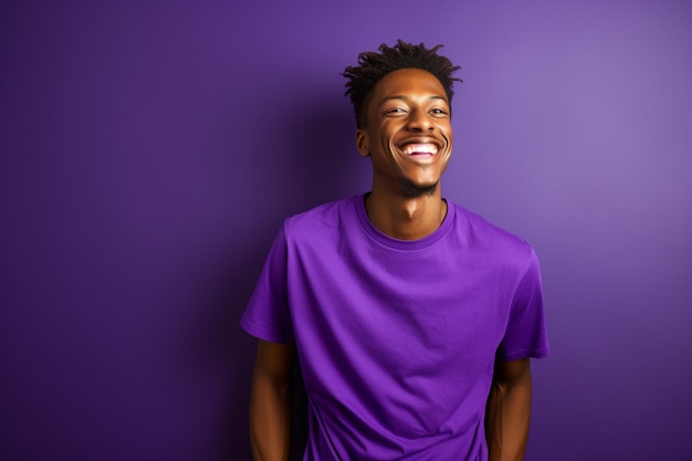 Illustration eines glücklichen Mannes in lila T-Shirt, der vor einem Hintergrund lächelt