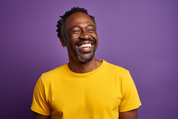 Illustration eines Mannes in gelbem T-Shirt, der vor einem Hintergrund lächelt