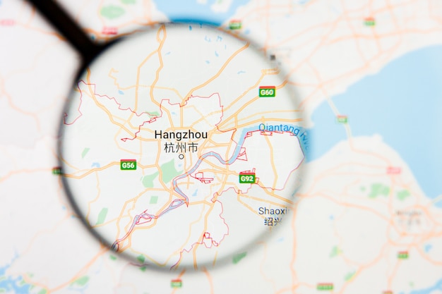 Illustratives Konzept der Stadt Visualisierung Hangzhou, China auf Anzeigebildschirm durch Lupe