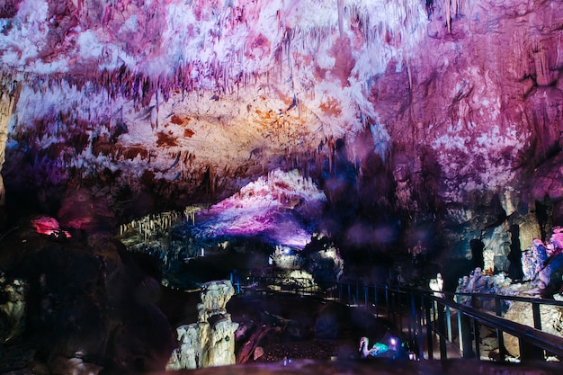 Iluminação colorida caverna do prometheus perto de kutaisi, região de imereti da geórgia