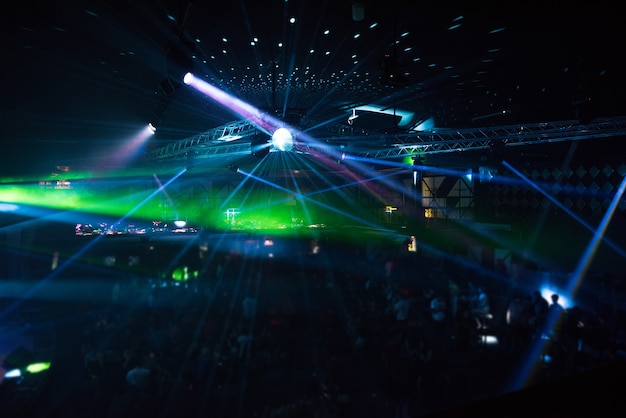 Iluminação de concerto de entretenimento desfocado no palco, festa de discoteca turva.