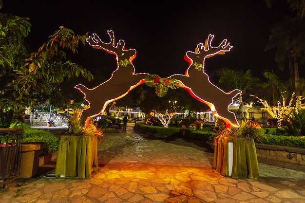 Iluminação de Natal na praça da cidade de Copan Ruinas em Honduras