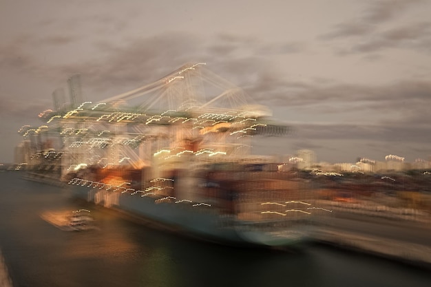 Iluminação de navegação marinha Imagem desfocada de navio Navio de carga no porto Bokeh colorido com luzes de navio à noite Desfoque abstrato Navio de mercadorias Transporte e transporte Exposição longa fundo desfocado