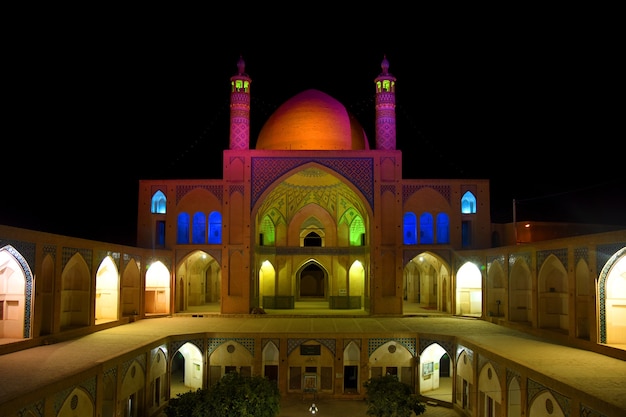 Iluminação noturna da fachada da mesquita Agha Bozorg em Kashan