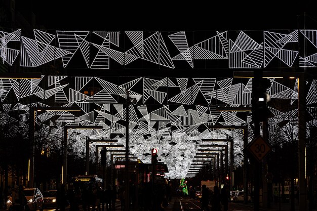 Iluminação original de Natal à noite na cidade espanhola de Zaragoza