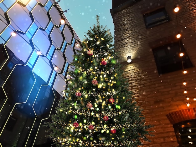 Iluminación del árbol de Navidad y edificios modernos en el centro de la ciudad, escena urbana de vacaciones de invierno