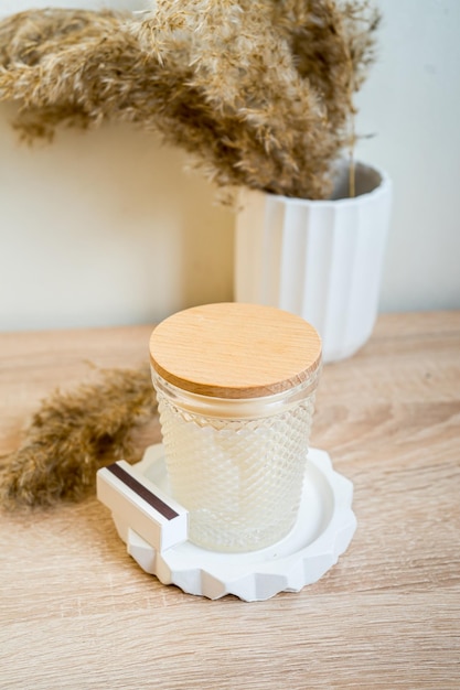 iluminación aromática de lujo cristal de vela perfumada aromática exhibida en una mesa de madera