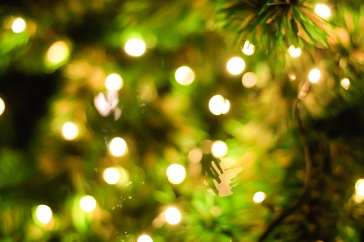 Iluminación borrosa bokeh sobre fondo de árbol de Navidad
