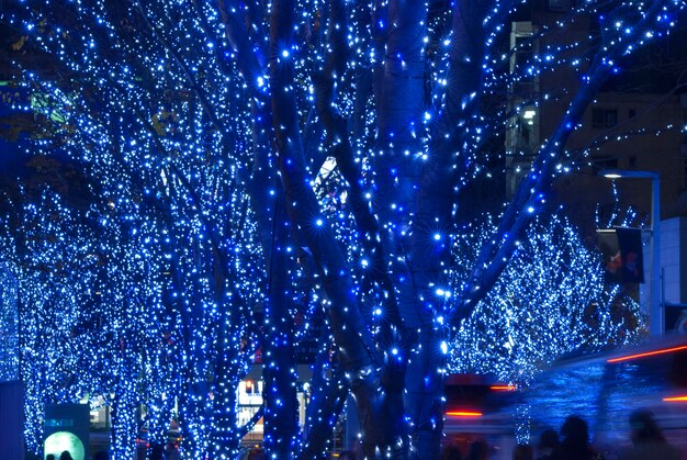 Iluminación de las calles de la ciudad moderna en Navidad