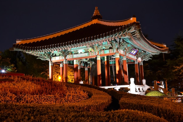 Iluminación del colorido pabellón de Yongdusan con un fondo del cielo nocturno en Busan, Corea del Sur